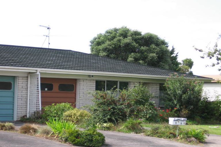 Photo of property in 2/5 Longbill Place, Glendene, Auckland, 0602