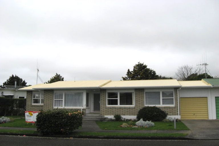 Photo of property in 55 Karaka Crescent, Levin, 5510