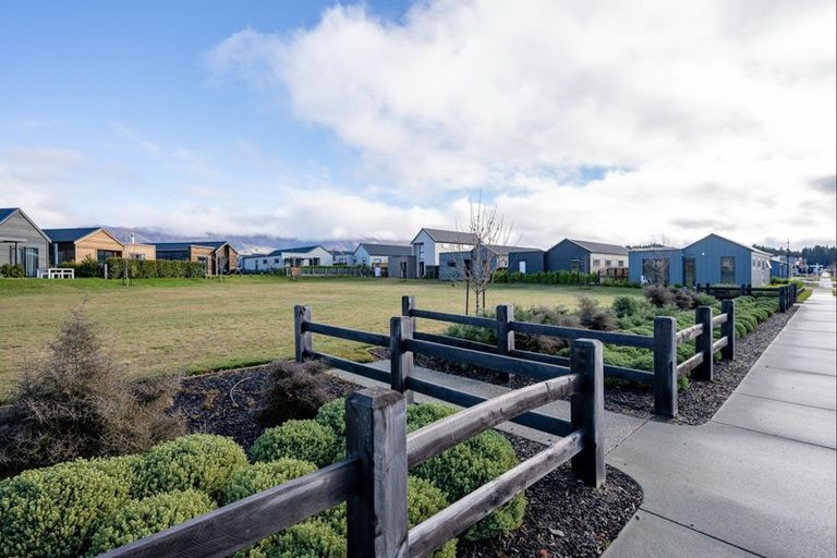 Photo of property in 17 Mount Creighton Crescent, Wanaka, 9305