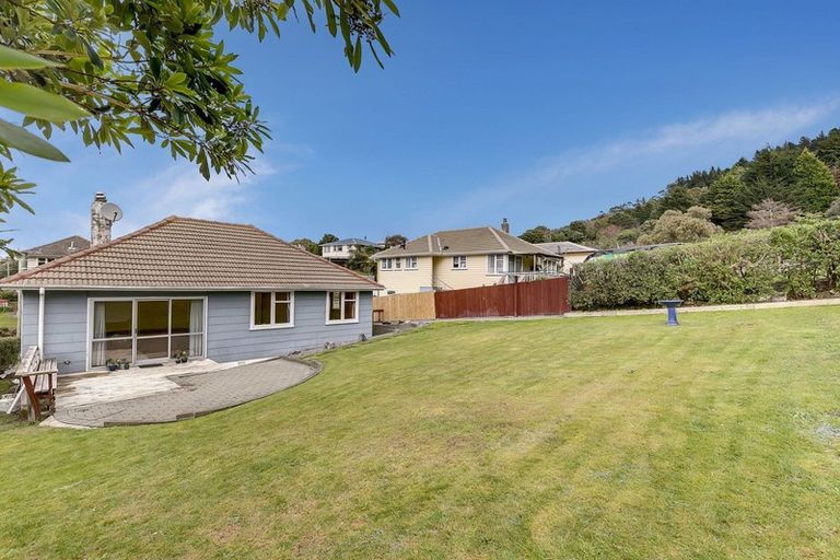 Photo of property in 5 Wakefield Terrace, Tawa, Wellington, 5028