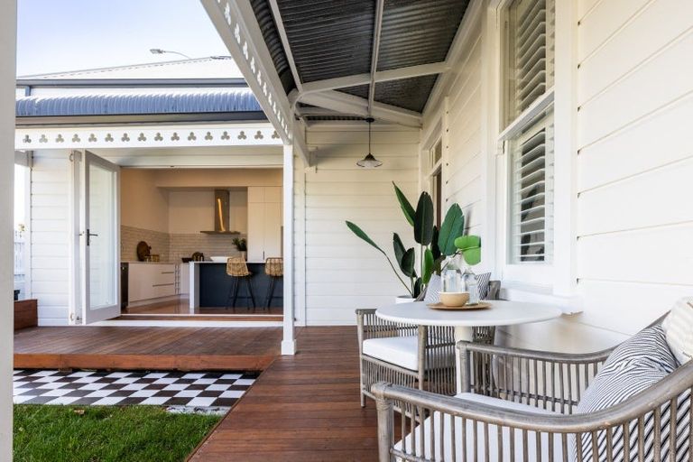 Photo of property in 27 Napier Terrace, Hospital Hill, Napier, 4110