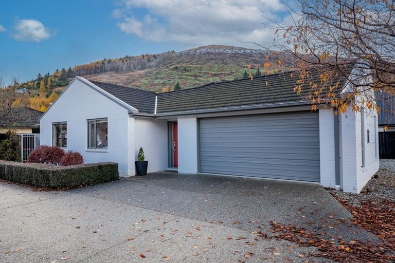 Photo of property in 2 Alluvial Court, Arthurs Point, Queenstown, 9371