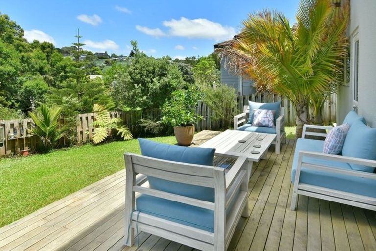 Photo of property in 2/18 Ellenbury Place, Stanmore Bay, Whangaparaoa, 0932