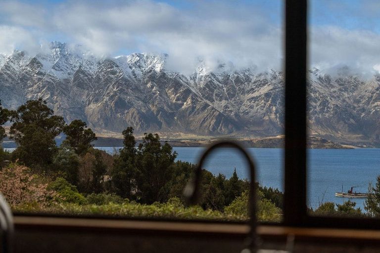 Photo of property in 4 Moss Lane, Sunshine Bay, Queenstown, 9300