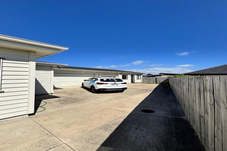 Photo of property in 10 Poutawa Lane, Clarks Beach, 2122