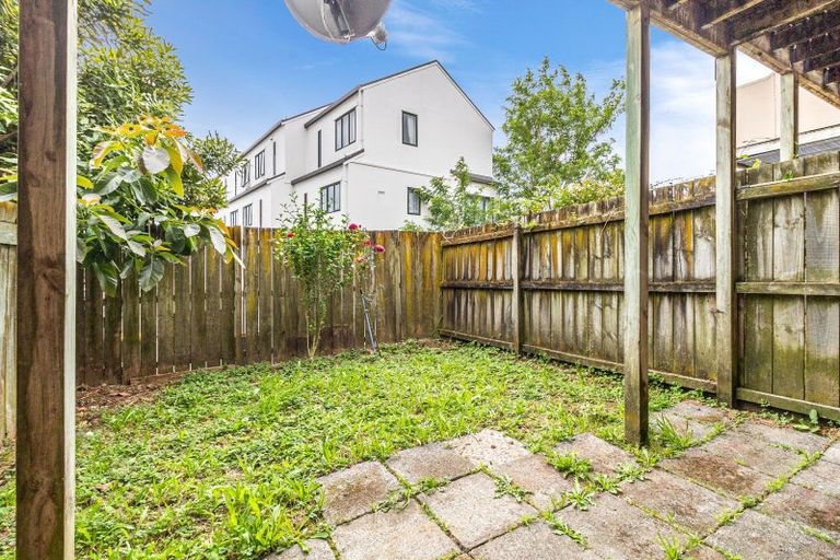 Photo of property in Lakeview Terrace, 17/14 Ambrico Place, New Lynn, Auckland, 0600