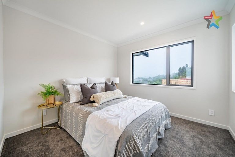 Photo of property in 8 Poto Road, Normandale, Lower Hutt, 5010