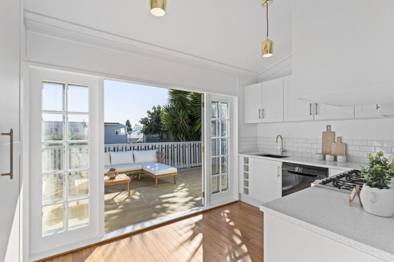 Photo of property in 16 Bulteel Street, New Plymouth, 4310