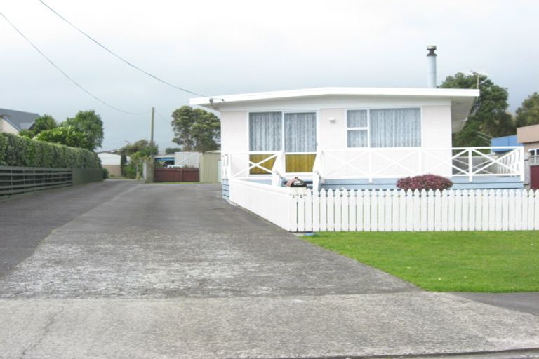 Photo of property in 12 Mace Terrace, Oakura, 4314