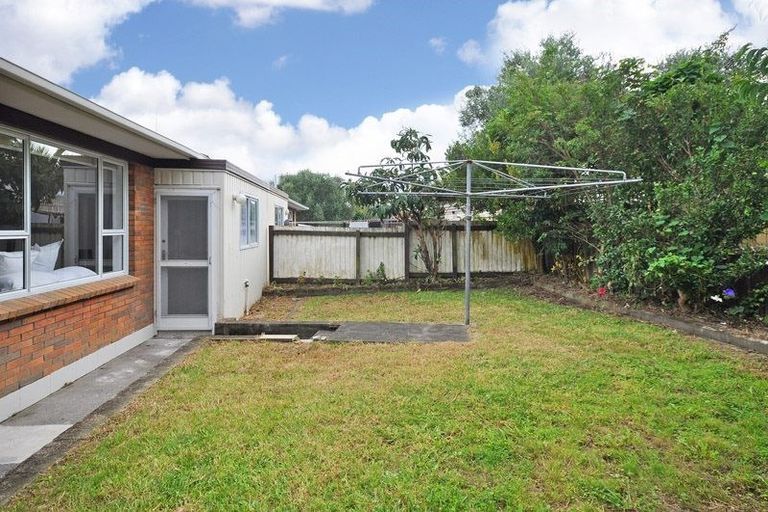 Photo of property in 2/4202a Great North Road, Glendene, Auckland, 0602