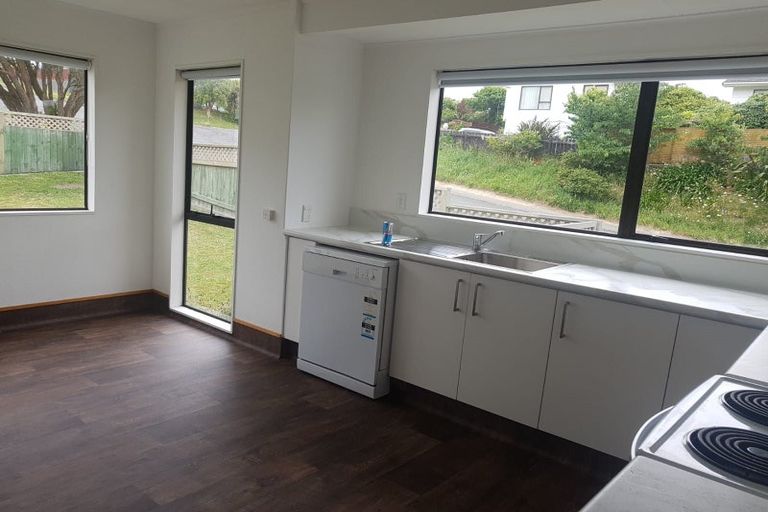 Photo of property in 79 Victory Crescent, Tawa, Wellington, 5028