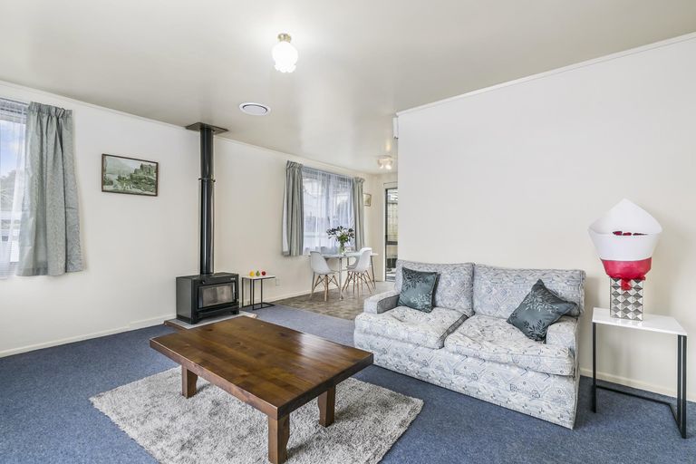 Photo of property in 1b Nandana Drive, Glen Eden, Auckland, 0602