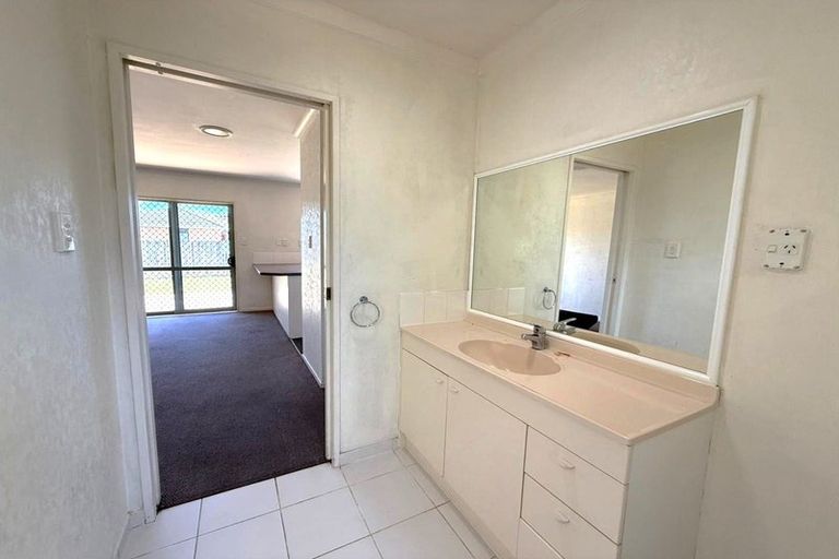 Photo of property in 22 Matilda Place, Weymouth, Auckland, 2103