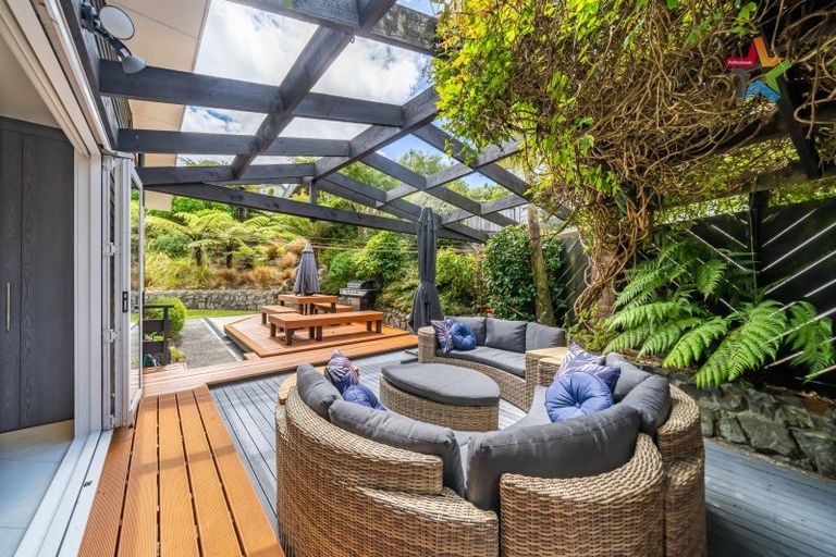 Photo of property in 239 Dowse Drive, Maungaraki, Lower Hutt, 5010