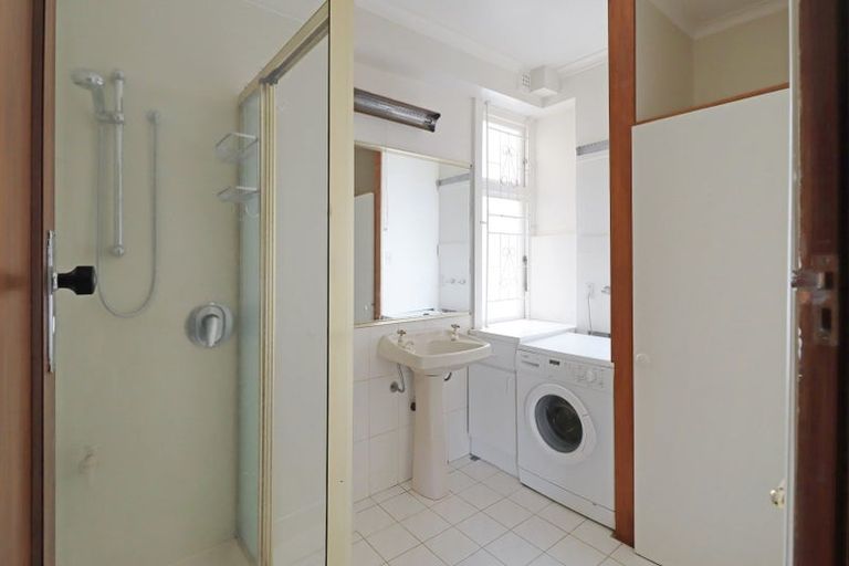 Photo of property in Sunhaven Flats, 262 Oriental Parade, Oriental Bay, Wellington, 6011