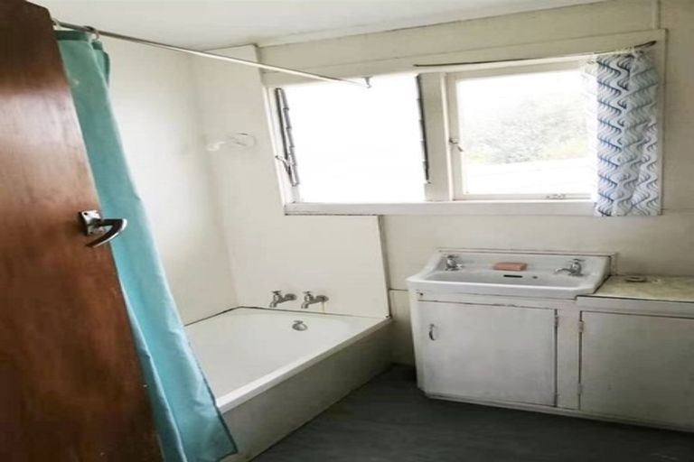 Photo of property in 2 Binsted Road, New Lynn, Auckland, 0600