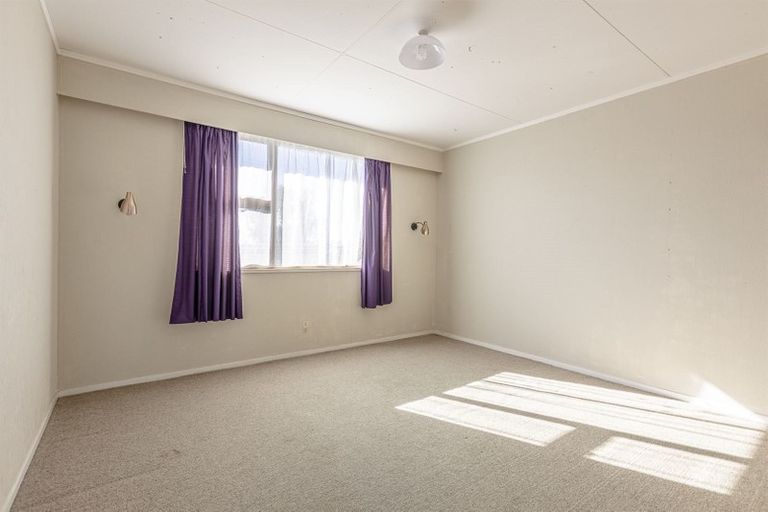 Photo of property in 16 Dunk Place, Milson, Palmerston North, 4414