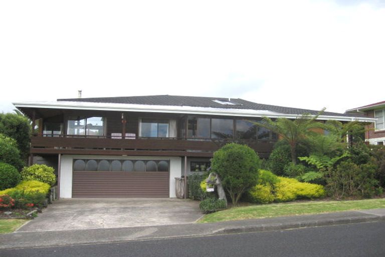 Photo of property in 1/3 Holdaway Avenue, Northcote, Auckland, 0627