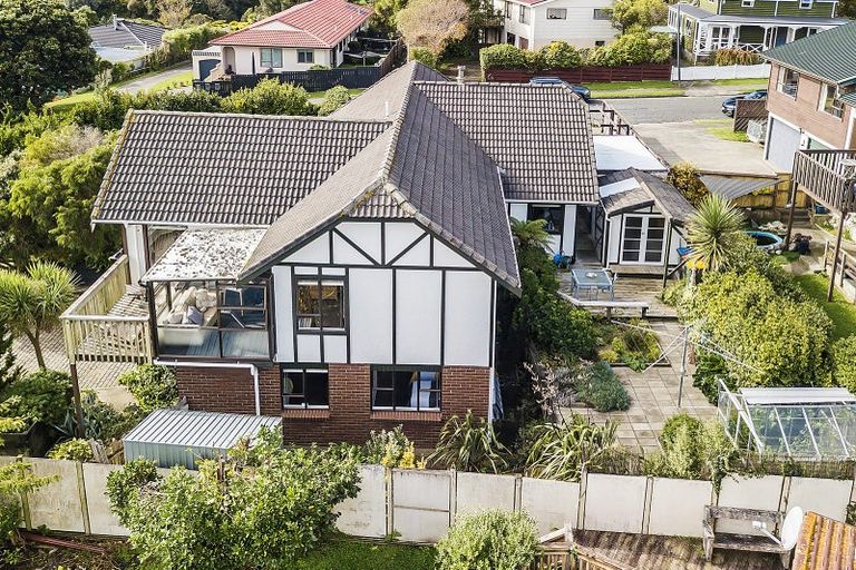 Photo of property in 32 Kinloch Place, Papakowhai, Porirua, 5024