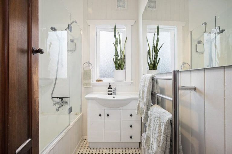 Photo of property in 18 Sandspit Road, Waiuku, 2123