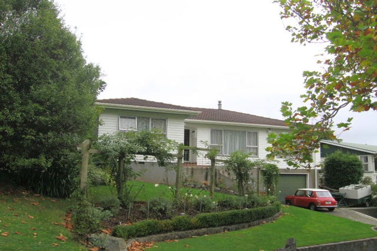 Photo of property in 8 Sunrise Boulevard, Tawa, Wellington, 5028