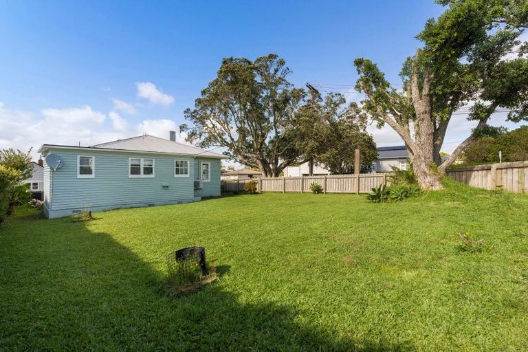 Photo of property in 27 Old Lake Road, Narrow Neck, Auckland, 0624