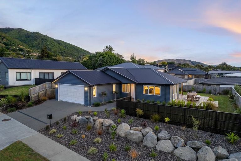 Photo of property in 11 Karearea Avenue, Waikanae, 5036