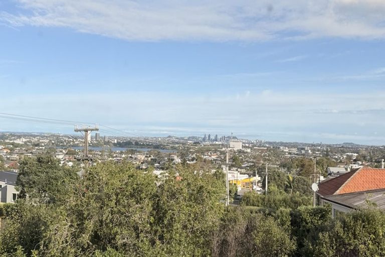 Photo of property in 1/166 East Coast Road, Forrest Hill, Auckland, 0620