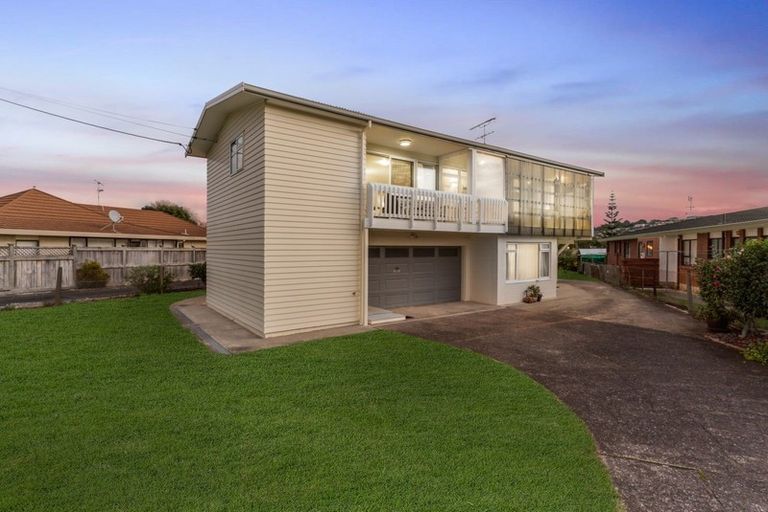 Photo of property in 220 Centreway Road, Orewa, 0931