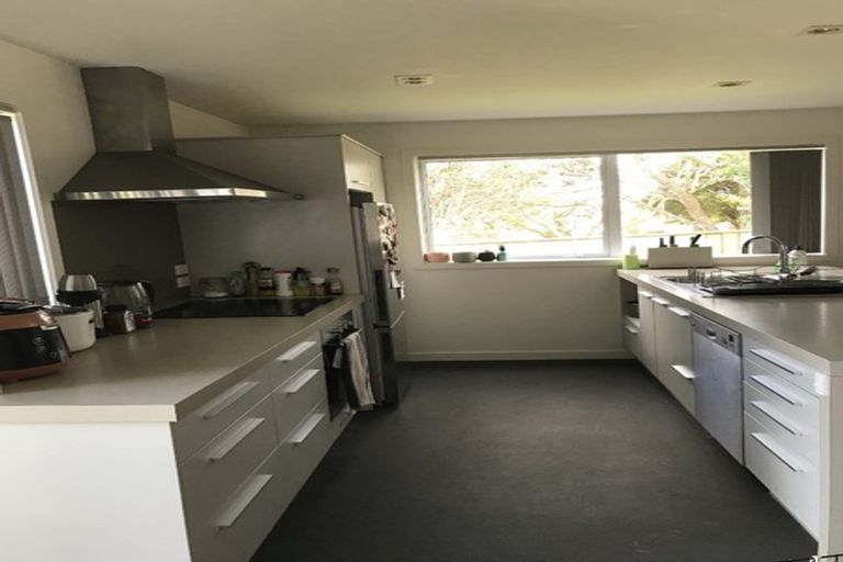 Photo of property in 11b Pinkerton Grove, Newlands, Wellington, 6037