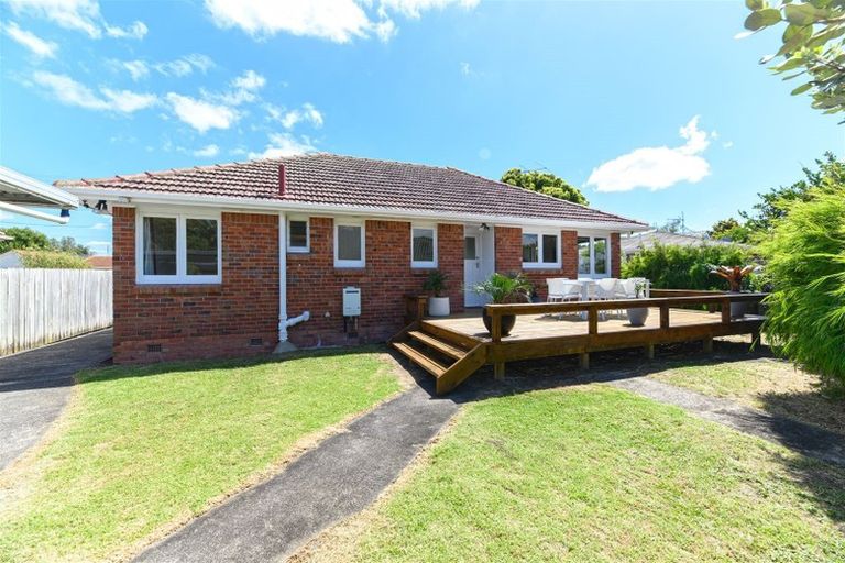 Photo of property in 54 Neil Avenue, Te Atatu Peninsula, Auckland, 0610