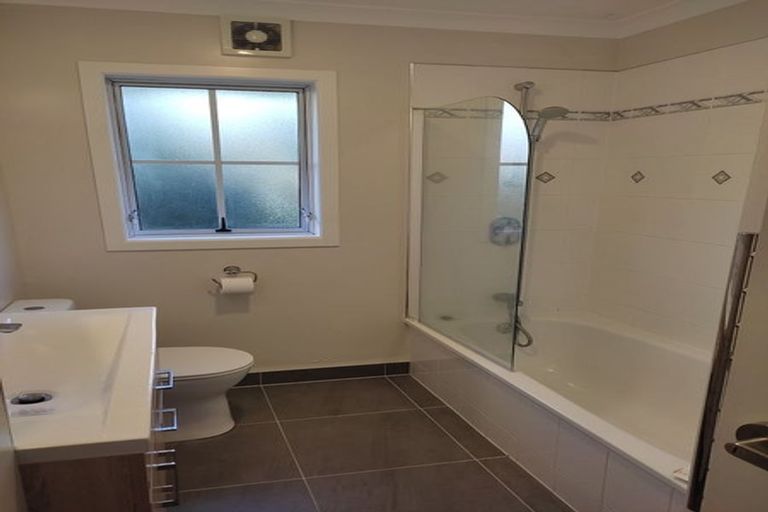 Photo of property in 28 Ocean View Road, Northcote, Auckland, 0627