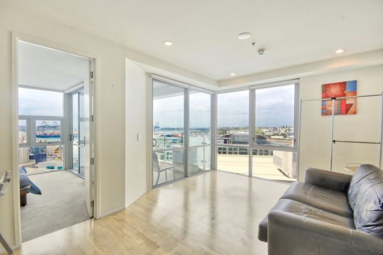 Photo of property in 30 Beach Road, Te Atatu Peninsula, Auckland, 0610