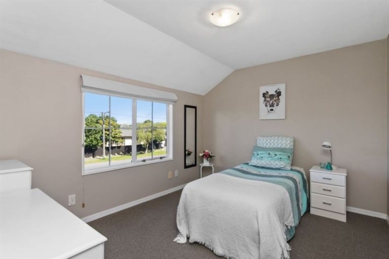 Photo of property in 39 Crofton Road, Harewood, Christchurch, 8051