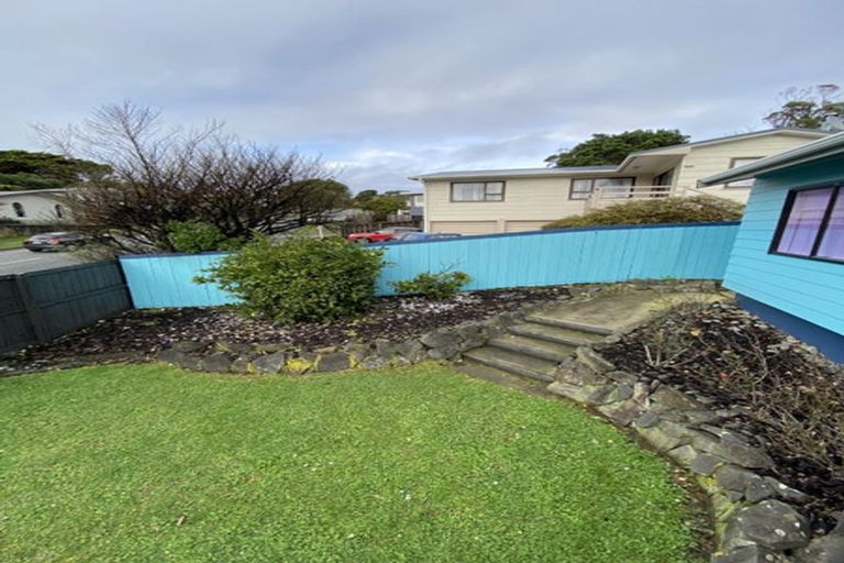 Photo of property in 33 Omapere Street, Whitby, Porirua, 5024