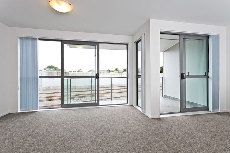 Photo of property in 10/26 Railway Street West, Papakura, 2110
