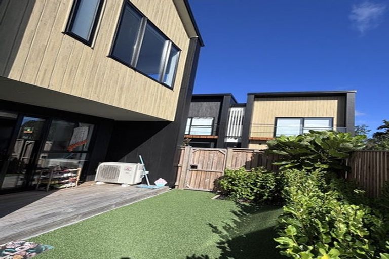 Photo of property in 27f Dawnhaven Drive, Te Atatu Peninsula, Auckland, 0610