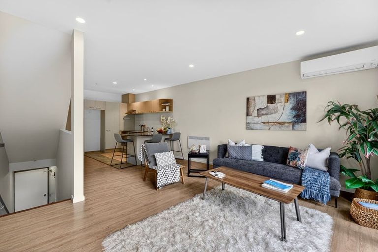 Photo of property in 5/1 Hillcrest Avenue, Hillcrest, Auckland, 0627