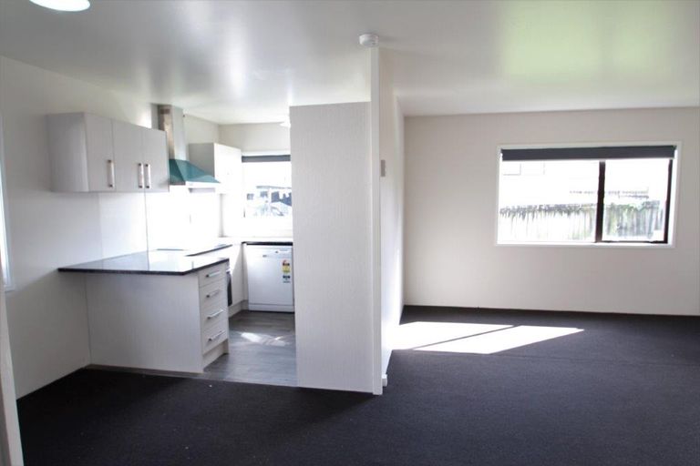 Photo of property in 4/10 Solveig Place, Randwick Park, Auckland, 2105