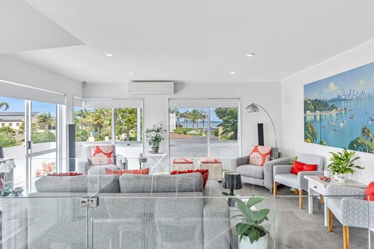 Photo of property in 2 Harbour Lights Close, West Harbour, Auckland, 0618