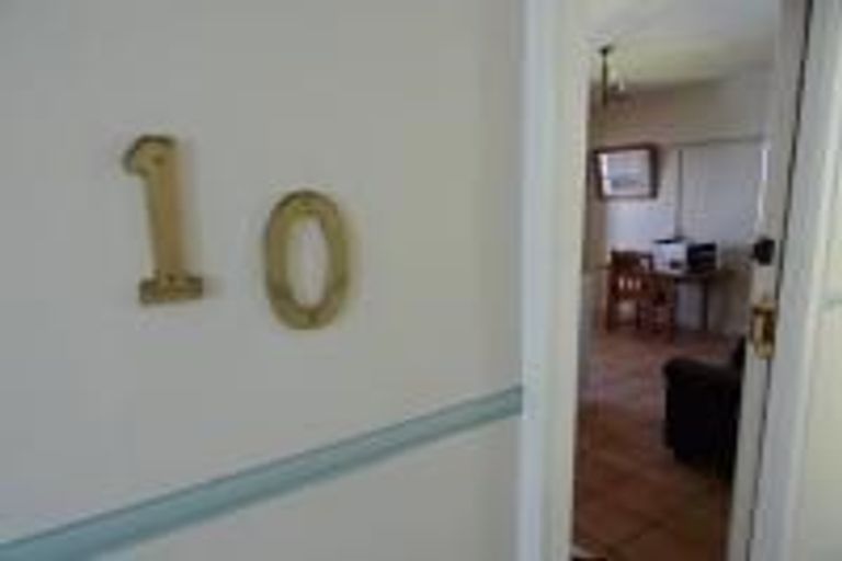 Photo of property in Devonport Apartments, 10/127 Saint Aubyn Street, New Plymouth, 4310