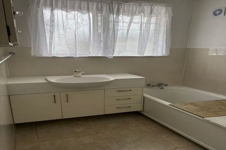 Photo of property in 9 Archlynn Road, Kelston, Auckland, 0602