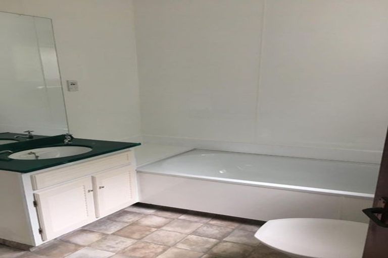 Photo of property in 3 Kerr Grove, Johnsonville, Wellington, 6037