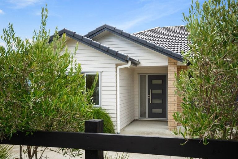 Photo of property in 5 Raymond Grace Avenue, Huapai, Kumeu, 0810