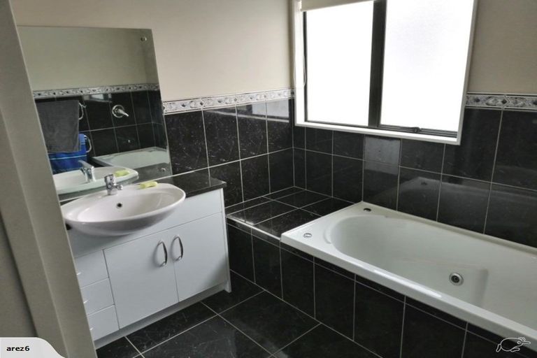 Photo of property in 21 Chadlington Avenue, Henderson, Auckland, 0612