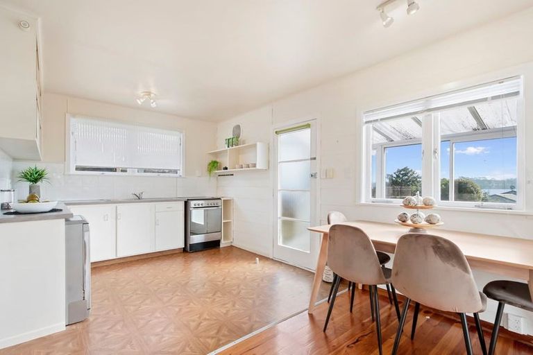 Photo of property in 1/1 Alison Avenue, Herald Island, Auckland, 0618