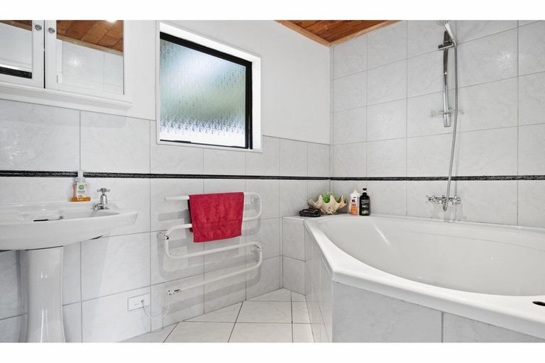 Photo of property in 42 Codlin Road, Waiuku, 2683