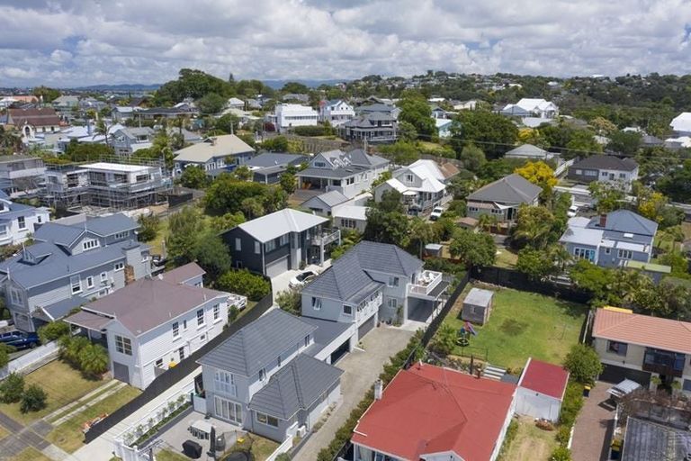 Photo of property in 2/44 Richmond Avenue, Northcote Point, Auckland, 0627