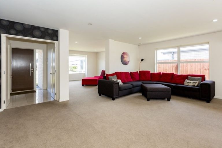 Photo of property in 37 Davaar Crescent, Broomfield, Christchurch, 8042