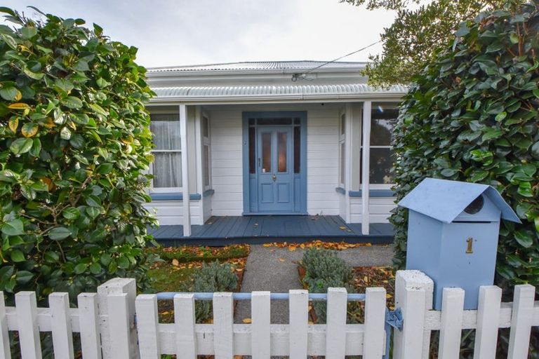 Photo of property in 1 Davy Street, Carterton, 5713